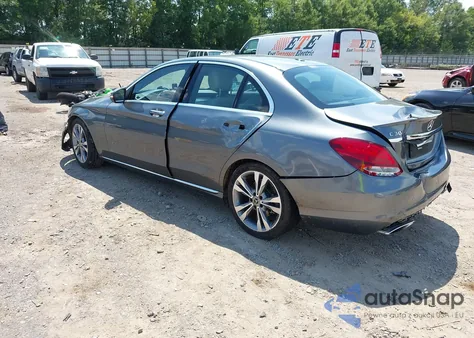 2018 Mercedes-Benz C 300 z USA, uszkodzony, nr VIN 55SWF4JB3JU246851